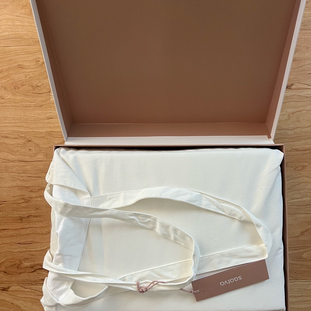 Saatva - Linen sheet set - Picture 6 of 6